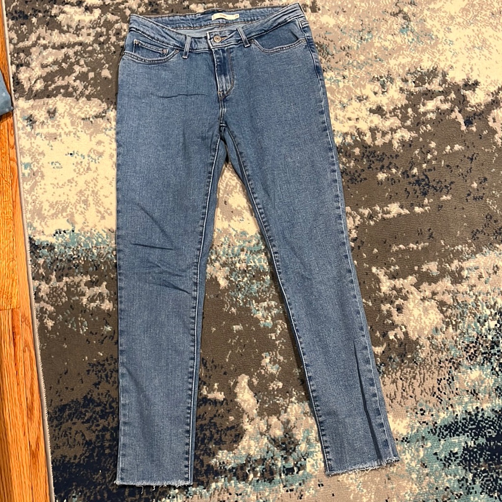 711 Levis Skinny